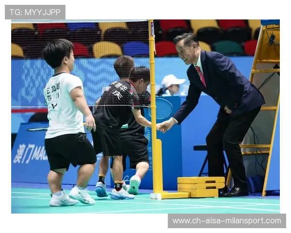 羽毛球赛场出现误判，观众齐声嘘裁判